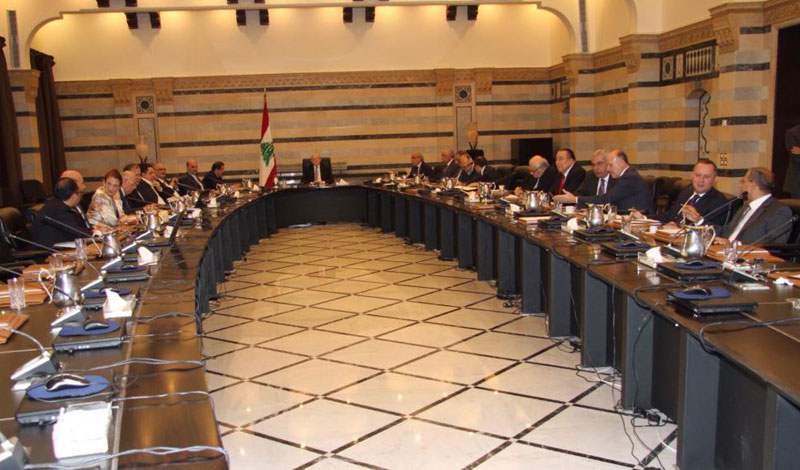إنقسام طائفي داخل الحكومة والفراغ يحاصر السلطتين التشريعية والتنفيذية وكيري في بيروت ...
بري يحذّر من المجهول وسلام : سأتخذ قراري إذا لم تحسم الأمور في الجلسة المقبلة ...
كهرباء لبنان: البديل عن رفع التقنين الى 12 ساعة يومياً زيادة التعرفة 40 %
