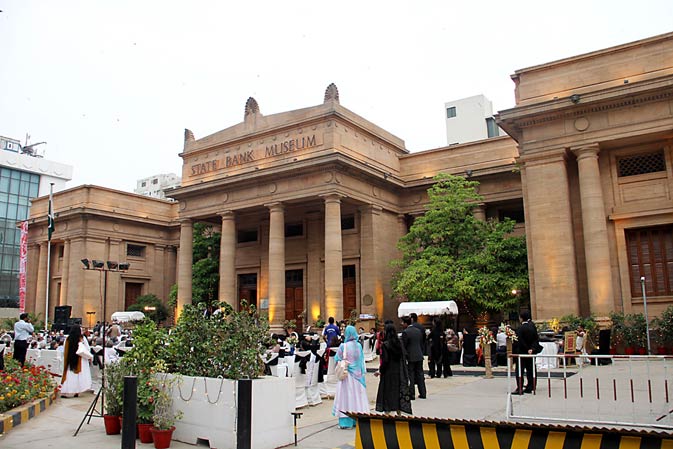 باكستان تسعى الى خفض عجز الموازنة الى 4.9% 
