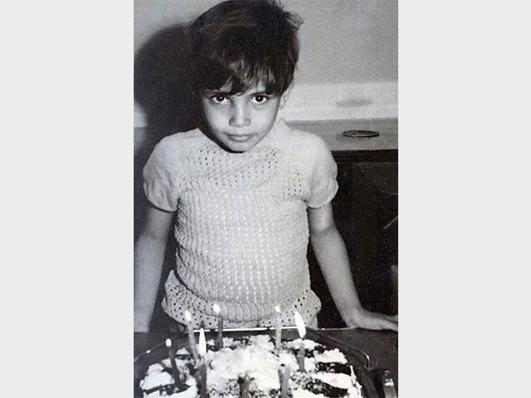 من هو الفنان الذي يظهر بالصورة؟