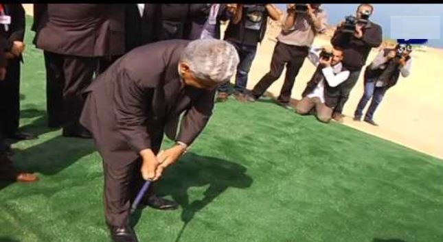 بالفيديو: رئيس الوزراء الأردني النسور يصيب أحد المصورين بطابة غولف في منطقة حساسة!