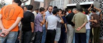 اشتباكات بالأيدي أمام مصارف غزة