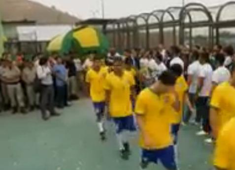 بالصور-سجناء يلعبون كرة القدم استعدادا لكأس العالم !