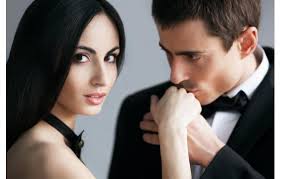 القبلة تفضح مشاعر الرجل 