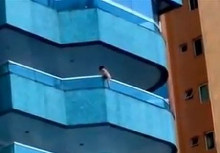 بالفيديو- طفل على حافة شرفة.. أحدهم يصور والآخر يضحك!
