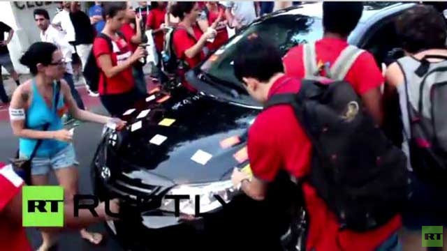 بالفيديو - الاعتداء على السيارات في افتتاح المركز الإعلامي لكأس العالم 

