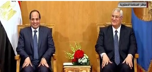 بالفيديو- "بشرة خير" تثير ضحك السيسي ومنصور في مراسم حلف اليمين! 