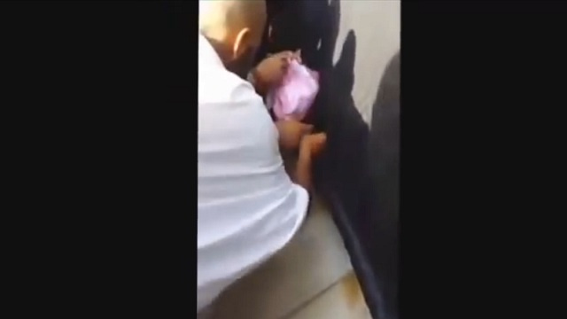 كسوة الكعبة تتعرض للتشويه من جراء تقطيع البعض لخيوطها وابتلاعها تبركا بها (فيديو) 

