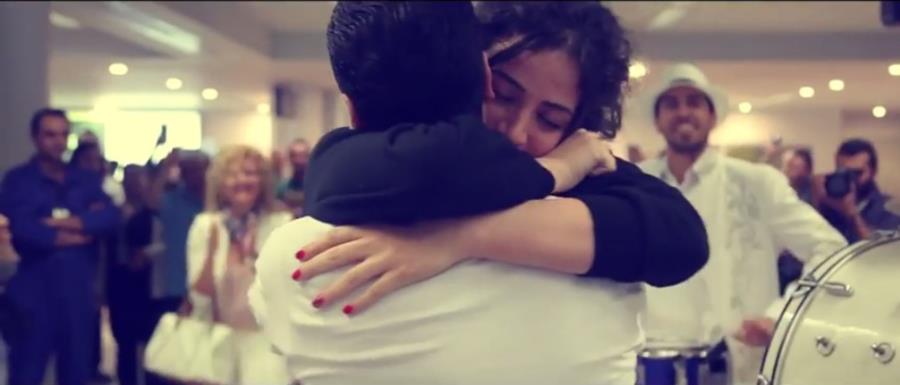 بالفيديو-طلب يدها أمام الجميع في مطار بيروت !