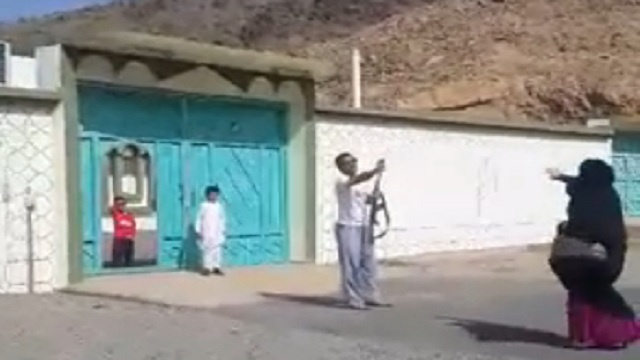 بالفيديو .. شاب يستقبل والدته بـ "مكانك" و18 رصاصة 


