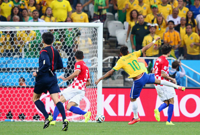 افتتاح قصير وباهت لمونديال 2014 في كرة القدم
البرازيل تقص شريط كأس العالم بفوز مقنع على كرواتيا (3-1)
