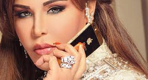بالصور-أحلام تتلقى هدايا فخمة عند وصولها للأوتيل!