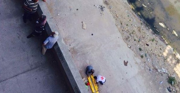 بالصورة- انقاذ طفل في مجرى نهر بيروت!