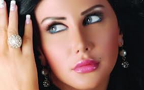 بالصورة- هاتف مرصّع بالذهب لجيني اسبر