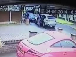 بالفيديو.. بريطاني يواجه ثلاثة لصوص مسلحين لإنقاذ منزل جاره