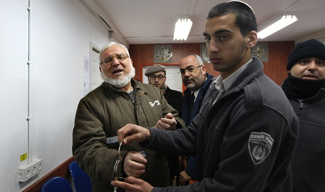 مقتل شاب فلسطيني برصاص الجيش الإسرائيلي واعتقال رئيس المجلس التشريعي عزيز دويك