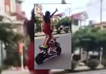  بالفيديو.. انتهت تسليتهما بكارثة فيما كانا يقومان بالعاب بهلوانية 