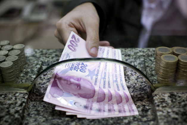 تراجع الليرة التركية بسبب الأزمة في العراق