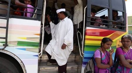 بالفيديو.. يمشي للوراء منذ 25 عاما من أجل "سلام العالم"