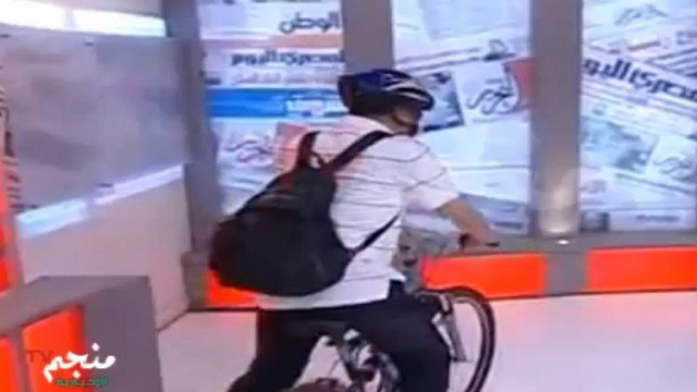 بالفيديو - القرموطي يدخل الاستوديو راكبا دراجة هوائية
