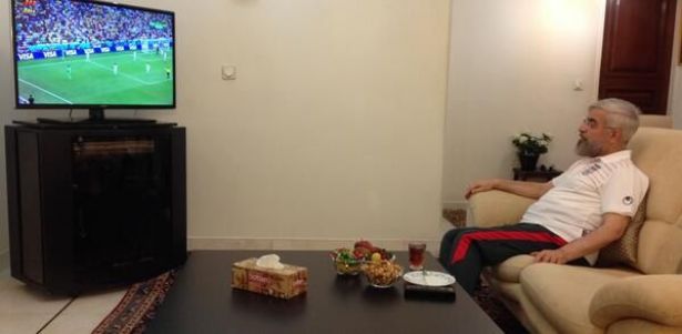 روحاني يتابع مباراة إيران ونيجيريا من البيت!
