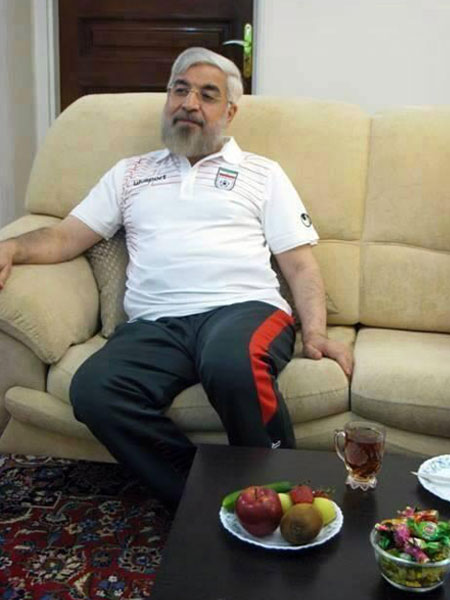 بالصور - الرئيس الإيراني يتابع مباراة منتخب بلاده 
