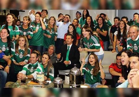  بالصور.. كيف يتابع أجمل رئيس في العالم مباريات منتخب بلاده؟ 