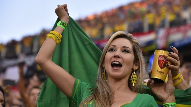 بالصور: شاهد جميلات البرازيل المثيرات على مدرجات ملاعب كرة القدم - كأس العالم البرازيل 2014
