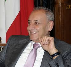 بالفيديو الرئيس نبيه بري يلعب مع حفيديه