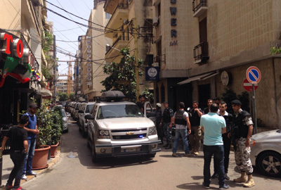 عمليّات دهم وتوقيفات لإرهابيين مُحتملين في فندق في الحمرا
والمواطنون احتجزوا في سيّاراتهم جرّاء الإجراءات الأمنيّة