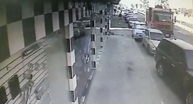 بالفيديو حادث مروع في الامارات 