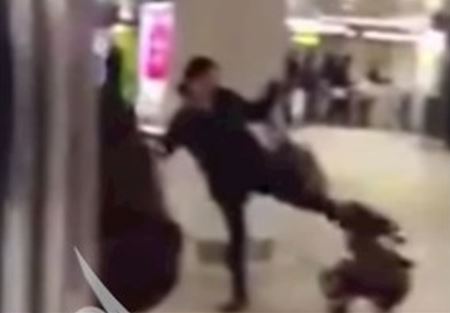  بالفيديو.. أم تركل ابنتها في رأسها 