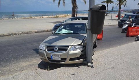اصابة شخص اثر انحراف سيارته في صور وارتطامها بعمود كهرباء