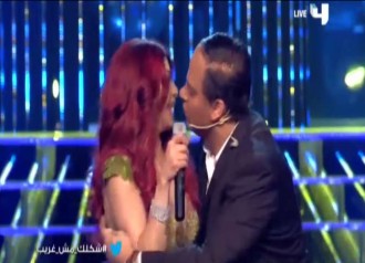 بالفيديو هيفاء وهبي  تتعرض لهجوم بالقبل والمذيع يتدخل 