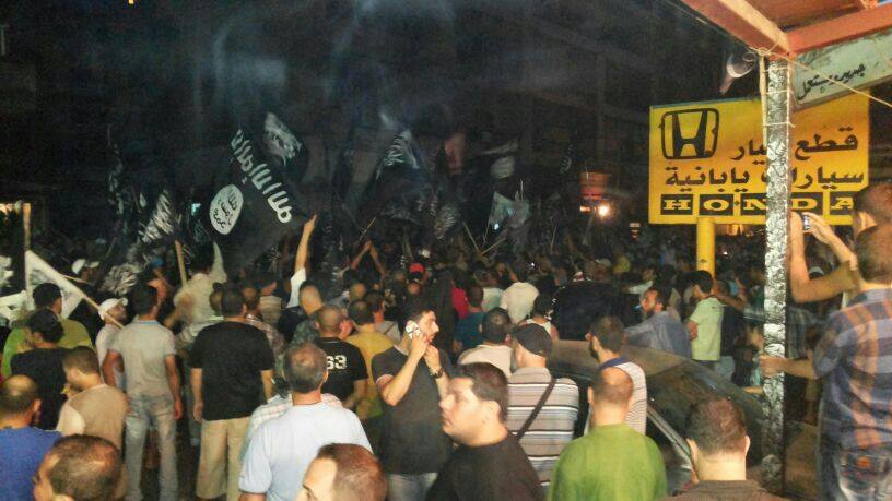 حشود كبيرة جداً الان في شارع حربا اما مسجد التقوى الاستعداد للتوجه الى التبانة في طرابلس
