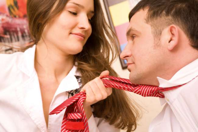 هل تريدين الحصول على رجل ثري؟ إليك أكاديمية  خاصة لتعليم فن إغواء الرجال!