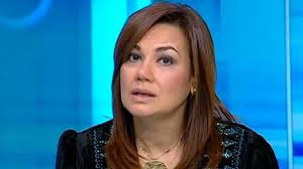 بالفيديو: ما قصة الإعلامية المصرية وحمالة صدرها...

