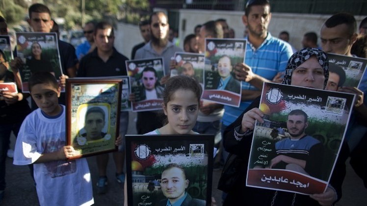 الأسرى الفلسطينيون يعلقون إضرابهم عن الطعام