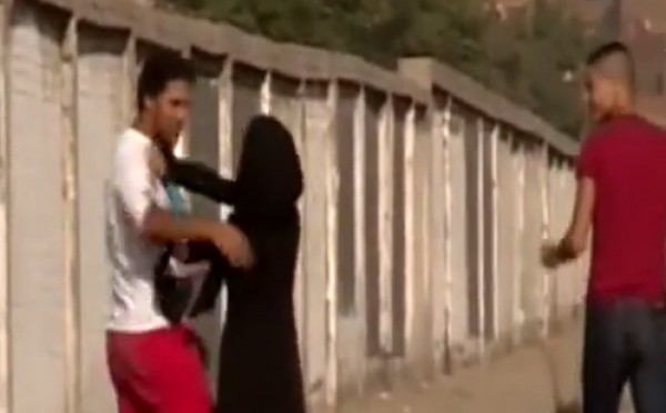 بالفيديو شاب يتحرش بفتاة محجبة امام الناس بكل وقاحة 