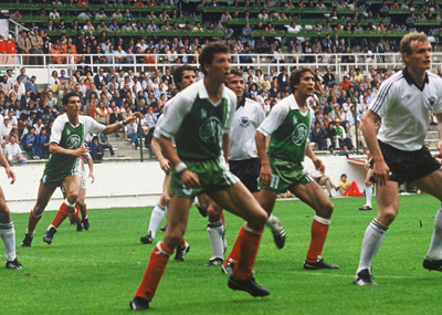 هدف الفوز في مرمى ألمانيا عام 1982
حوّل بلومي إلى بطل قومي في الجزائر