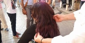 أحلام تصبغ شعرها للأحمر في الشارع!