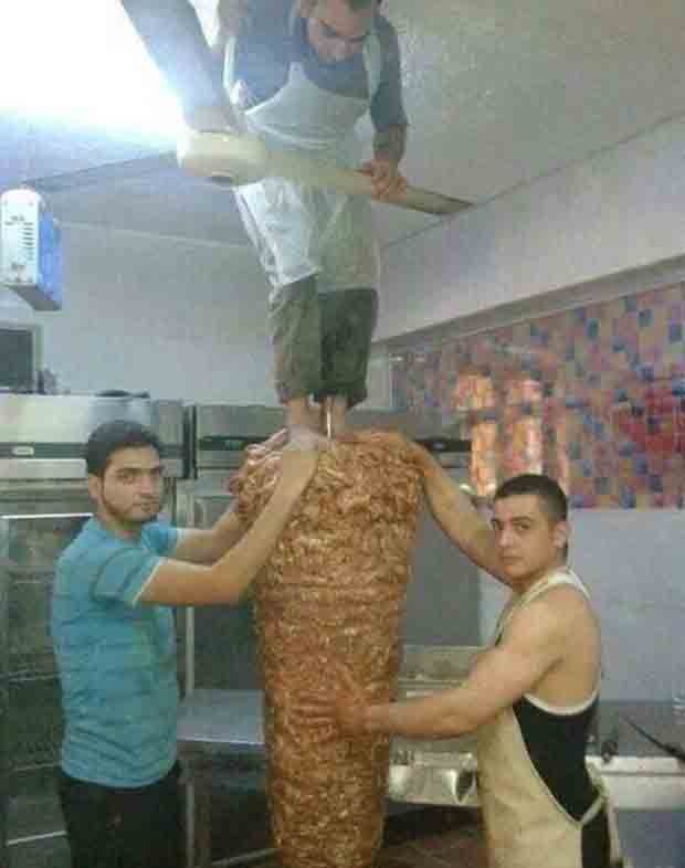حقيقة صورة عامل المطعم الذي يقف على الشاورما!