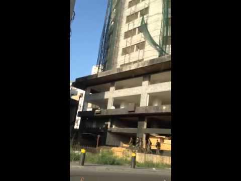 بالفيديو: الجيش اللبناني يداهم مبنى قيد الإنشاء في محيط جسر فؤاد شهاب في جونية