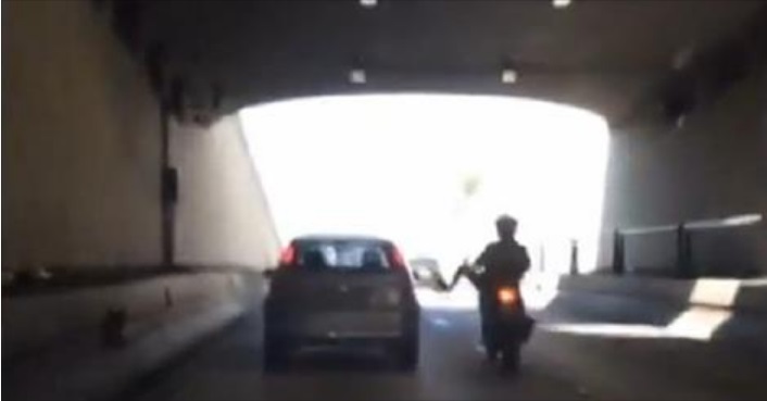 بالفيديو .. سائق دراجة يركل سيارة أثارت غضبه
