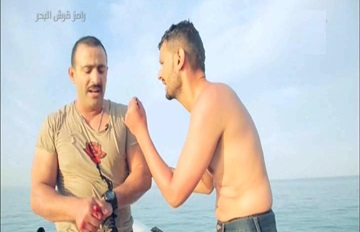 بالفيديو احمد السقا يحمل مسدسا ويحاول اغراق رامز جلال ويضرب المصور بعنف