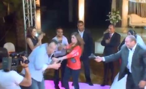 بالفيديو- مطربة تنهار وتضرب المذيع  !