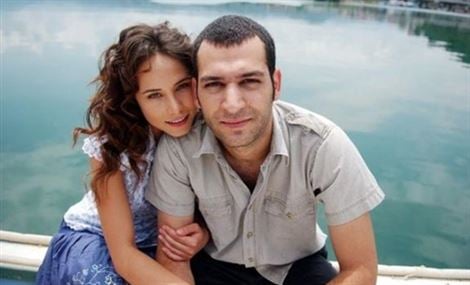 بعد زواج دام 5 سنوات.. طلق زوجته في مؤتمر صحفي!