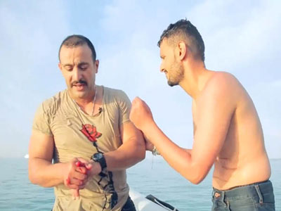 اصابة الفنان احمد السقا بعد اشتباكه مع فريق رامز قرش البحر!