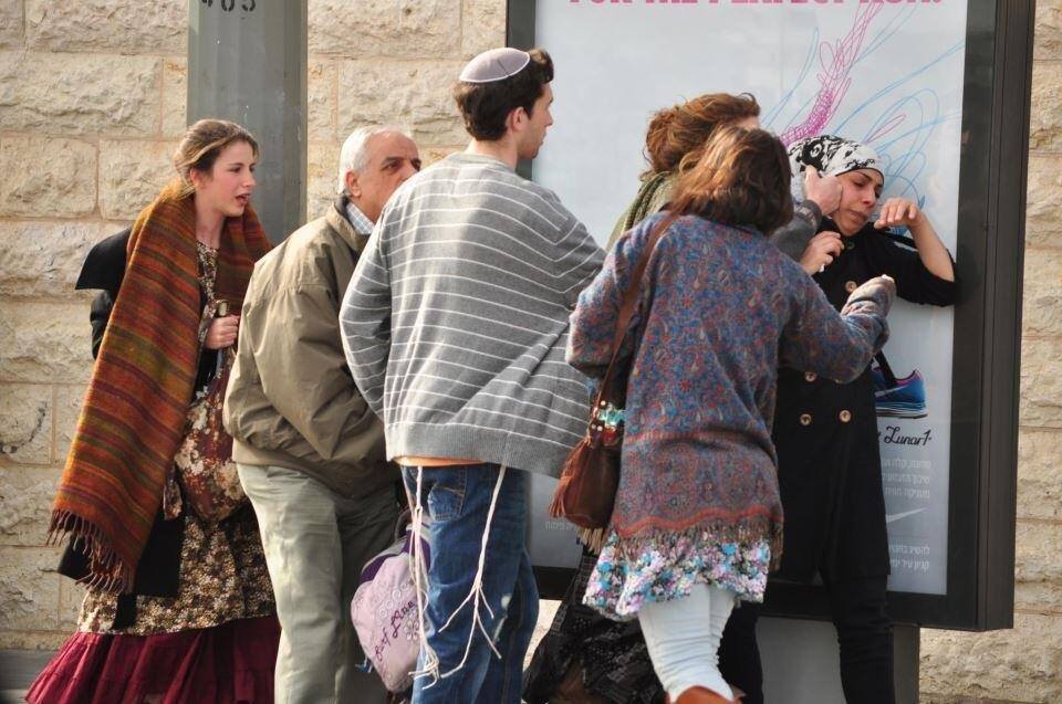 بالصورة - مستوطنون يتهجمون على فلسطينيّة
