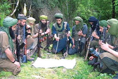 «14 آذار» أنكر وجود «القاعدة» فداهمه «داعش»
«8 آذار»: غارق في حقده وغروره السياسي ويزوّر الحقائق