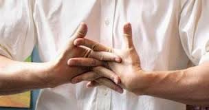  لماذا يخرج أصوات طقطقة وتقرقع من أصابعنا وركبنا؟
